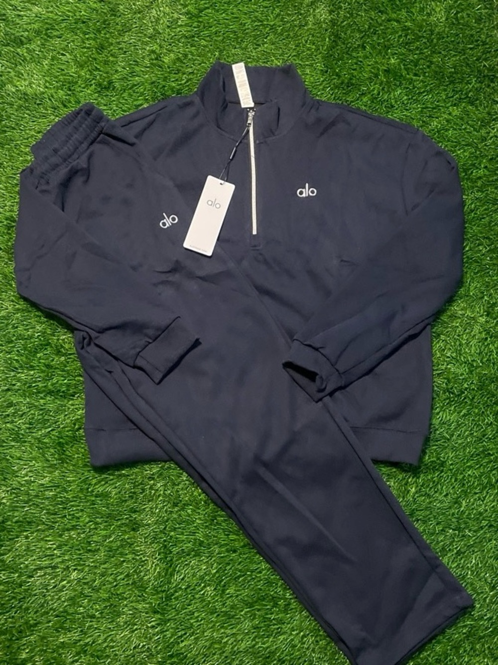 ~Alo Yoga Set (Navy Blue)
~Alo Yoga Quarter Zip & Sweatpants Set
~Size Small